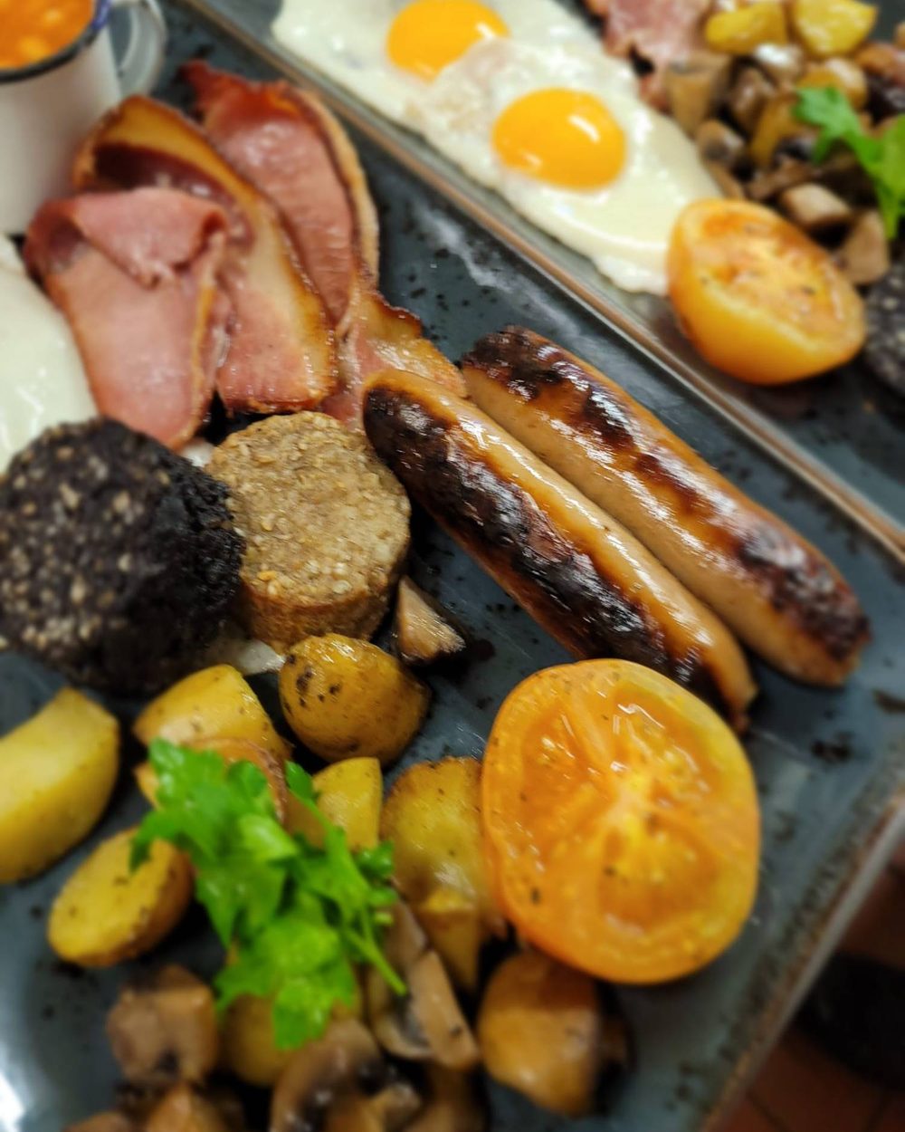 A cooked Irish breakfast on a slate-blue plate